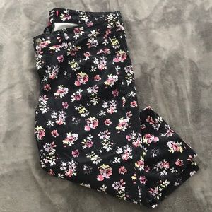 Torrid floral capris w/ 5 pockets